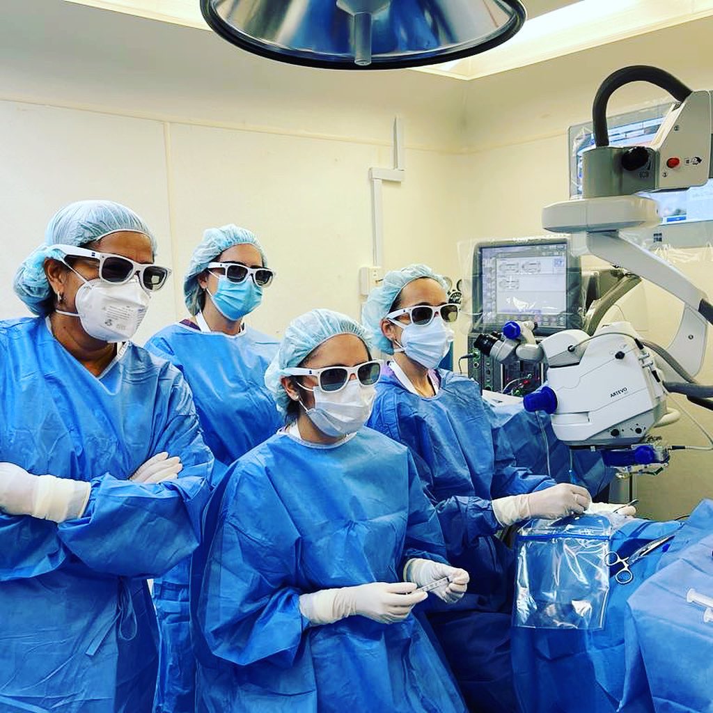 LuzEConcha's tweet photo. Gran día hoy en cirugía; operamos con el 4K HD 3D #artevo dos casos de pacientes con #parsplanitis #uveitis #catarata #retina en @HospitalApec HospitalApec https://t.co/32YcEVlfbm