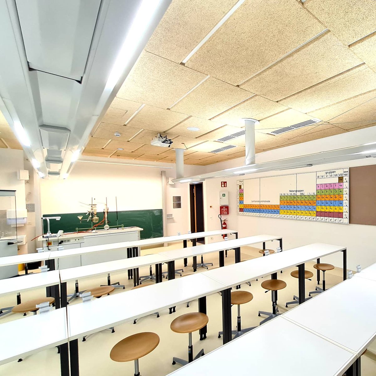 BZitzelsberger's tweet photo. Vorfahrt für #Bildung: Festakt zur Einweihung der neuen Räume für #Physik, #Chemie und #Biologie im Rudolf-Diesel-Gymnasium. Gute Unterhaltung durch die Concert Band. 45 Mio. werden investiert.
#RDG #MINT #Technik
➡️ FB: https://t.co/jt308N5fRn
➡️ Insta: https://t.co/EfcaOATpPL https://t.co/g4cO3fo7Yd