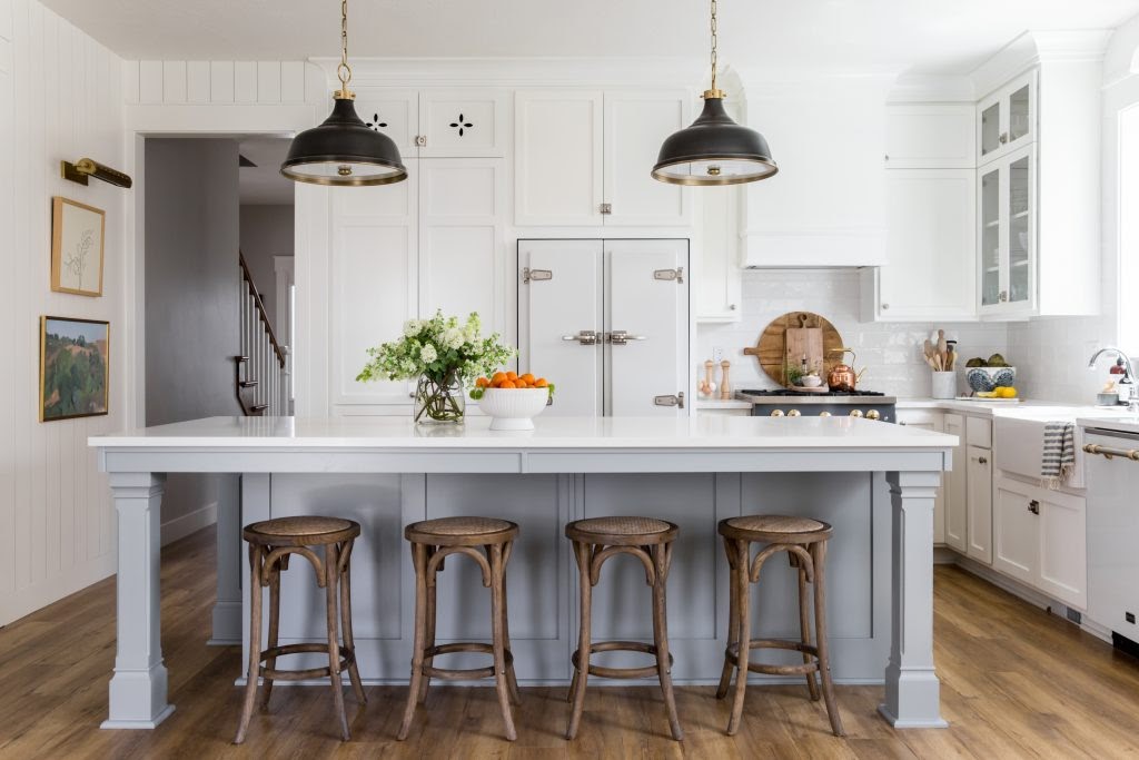 OfficialMetrie's tweet photo. Looking for ways to upgrade your kitchen? We have 13 ways mouldings can help revamp your look. Check out our #linkinbio
Designer: @houseofjadeinteriors
Photography: @lindsay_salazar_photography
#metriesighting, #moulding, #interiordesign, #DIY, #metrie, #moulding https://t.co/vs5V0NNa0J