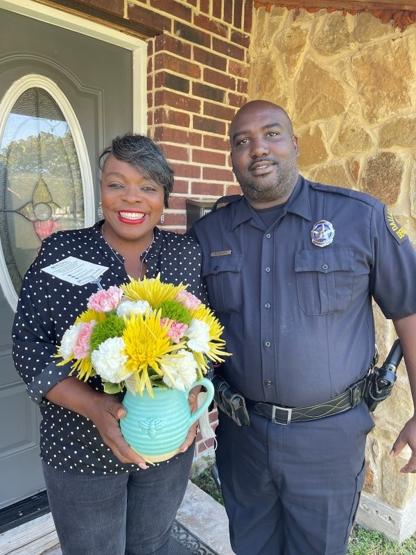 DPDSENPO's tweet photo. Southeast NPOs and Storefront brightening the community by passing out flowers in Southeast division of Dallas. 10929 #petalitforward #DPDSowingTheGoodSeed @DPDSalas @AShawDPD @DPDChiefGarcia @DPDCA @DallasPD https://t.co/16KHgNPedV