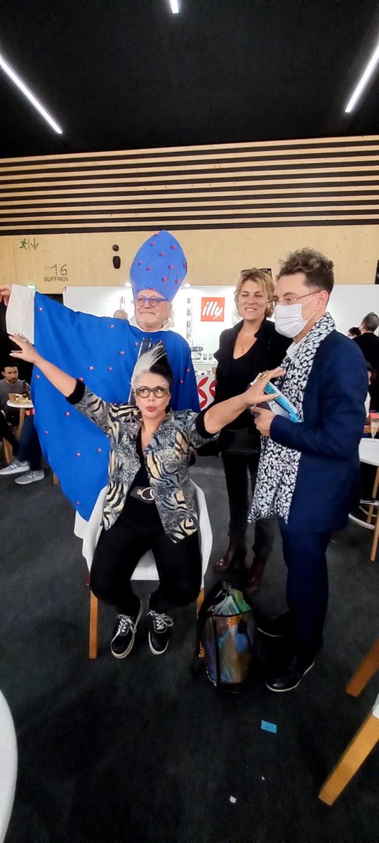 HalbertJacques's tweet image. Voir cette photo Instagram de @jacques.halbert instagram.com/p/CVQ6tqFoV4U/… 
jacques.halbert
Jacques Halbert. #jacques.halbert#fiac #fiacparis #orlan #raphaelcuir #artcontemporain#beauxartsmag #contemporaryart#performanceart papedescerises#popeofcherries#cerise#cherryman