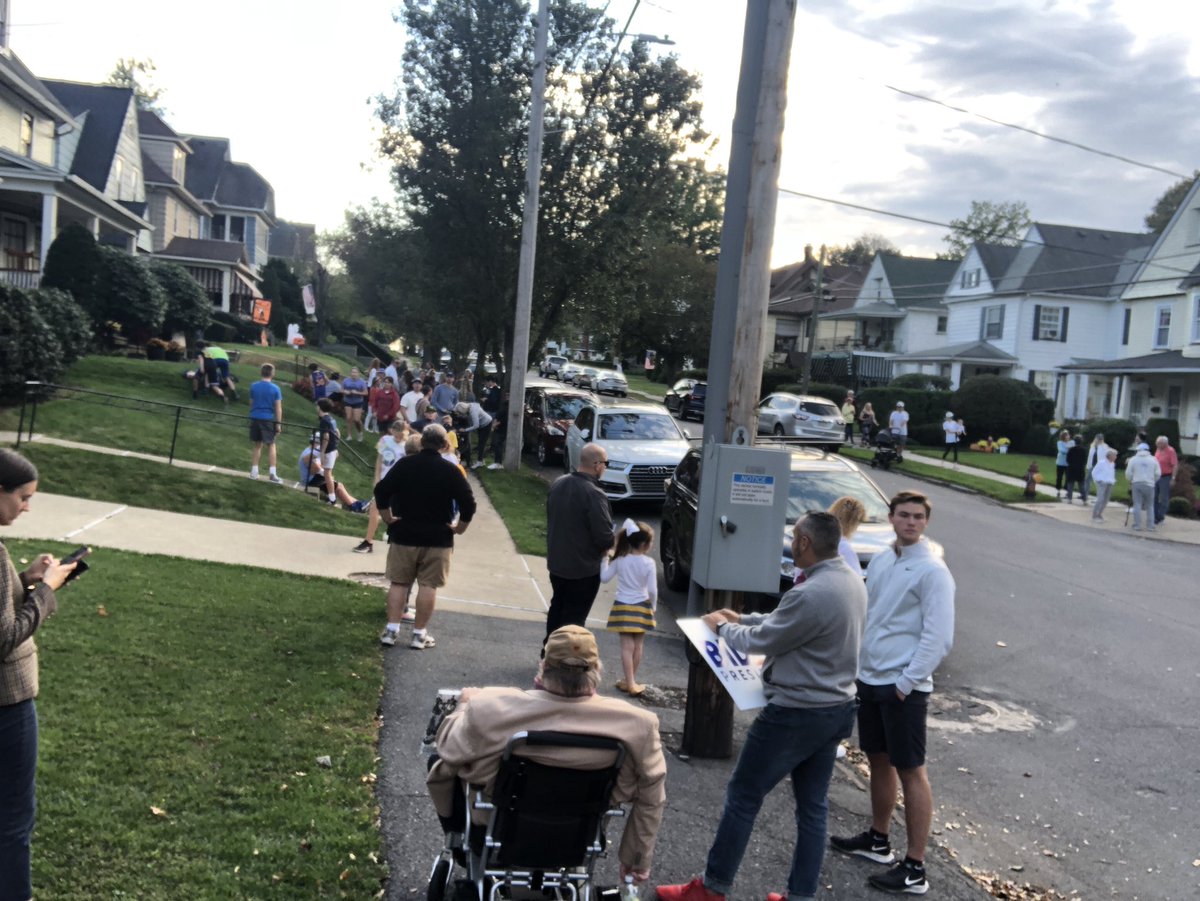 jkohutTT's tweet photo. A crowd of President Biden’s supporters have gathered in front of his childhood home on North Washington Avenue https://t.co/W5tVefuDc2