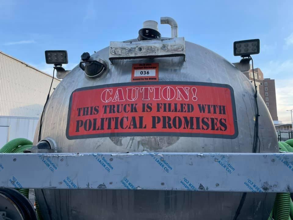 seroxbury's tweet image. ⚠️ Caution ⚠️
This truck is filled with 💩#politicalpromises 💩
#cityofboston #seroxbury
