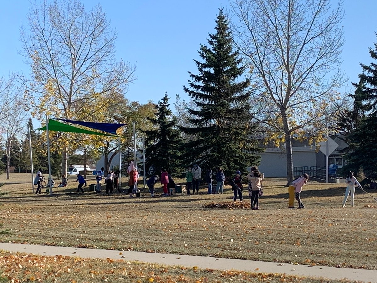 indexdeco's tweet photo. Je suis allée faire de l’espionnage @ecole_JA aujourd’hui! 
Les élèves du club d’horticulture travaillent fort autour de l’espace classe verte. 
C’est super de voir ça! 
Mme Vie est contente! 🤗🥰
#ViceVersa #CSCNinfo #projetvert #clubhorticulture #ecole https://t.co/pRzbjdJ1Zx