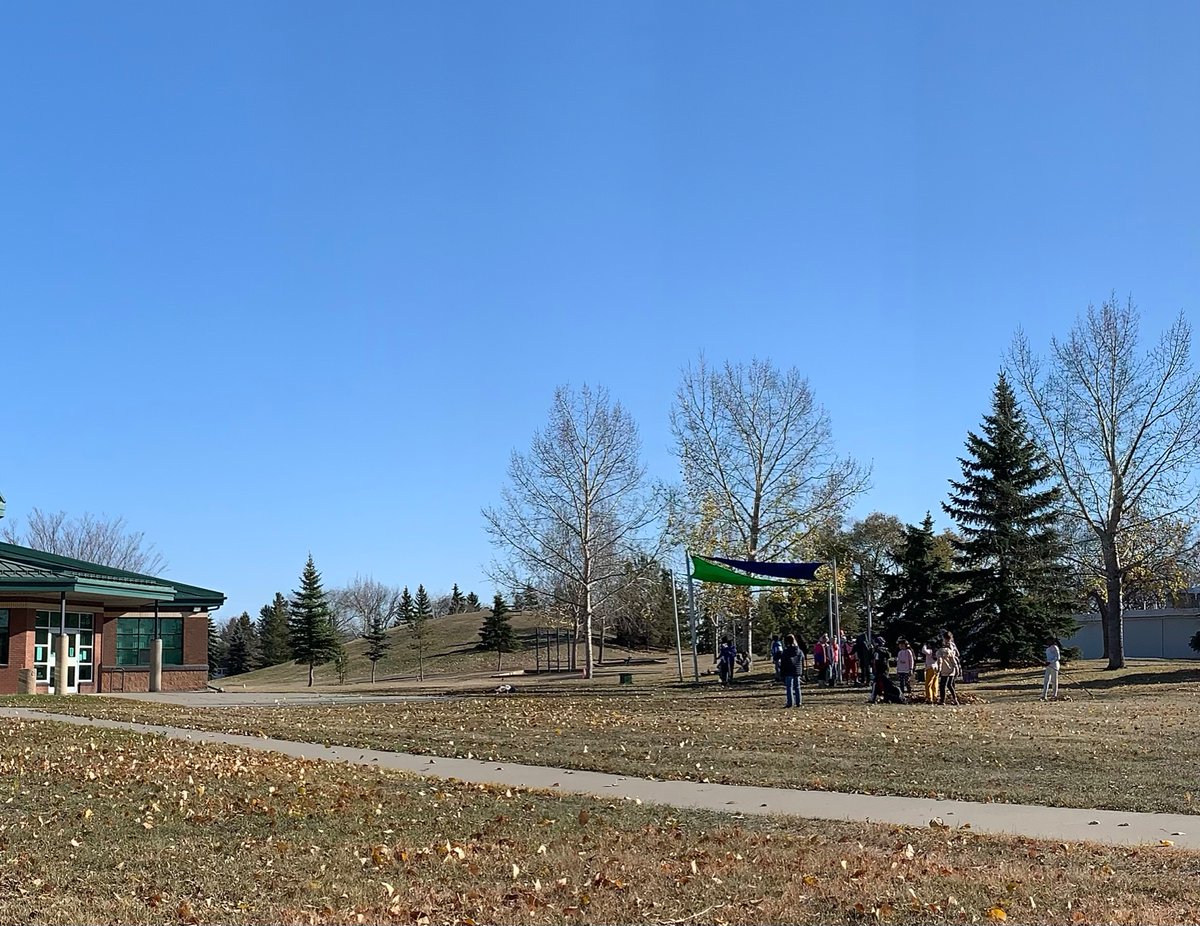 indexdeco's tweet photo. Je suis allée faire de l’espionnage @ecole_JA aujourd’hui! 
Les élèves du club d’horticulture travaillent fort autour de l’espace classe verte. 
C’est super de voir ça! 
Mme Vie est contente! 🤗🥰
#ViceVersa #CSCNinfo #projetvert #clubhorticulture #ecole https://t.co/pRzbjdJ1Zx