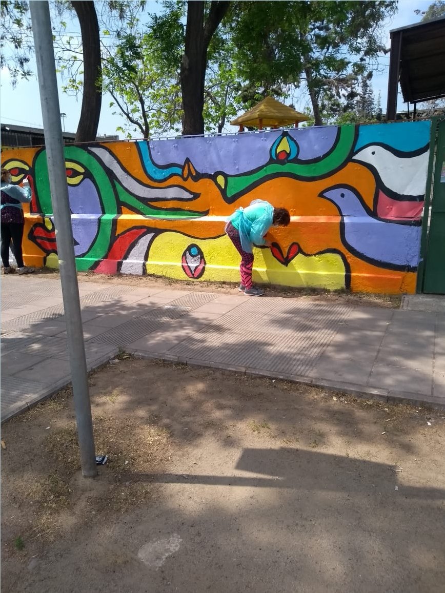 _AntonioP's tweet photo. Recuperando el mural del artista Alejandro "Mono" González ubicado en el frontis de la Escuela Santa Adriana de Lo Espejo. @Cooperativa @nacho_abarca @Emol @culturas_cl @Biblioteca_Viva @CHVNoticias @fuentesilva https://t.co/56j7CObIDY