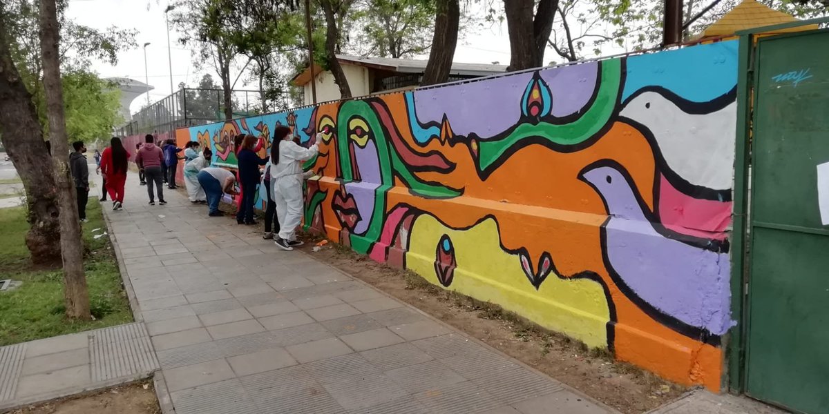 _AntonioP's tweet photo. Recuperando el mural del artista Alejandro "Mono" González ubicado en el frontis de la Escuela Santa Adriana de Lo Espejo. @Cooperativa @nacho_abarca @Emol @culturas_cl @Biblioteca_Viva @CHVNoticias @fuentesilva https://t.co/56j7CObIDY