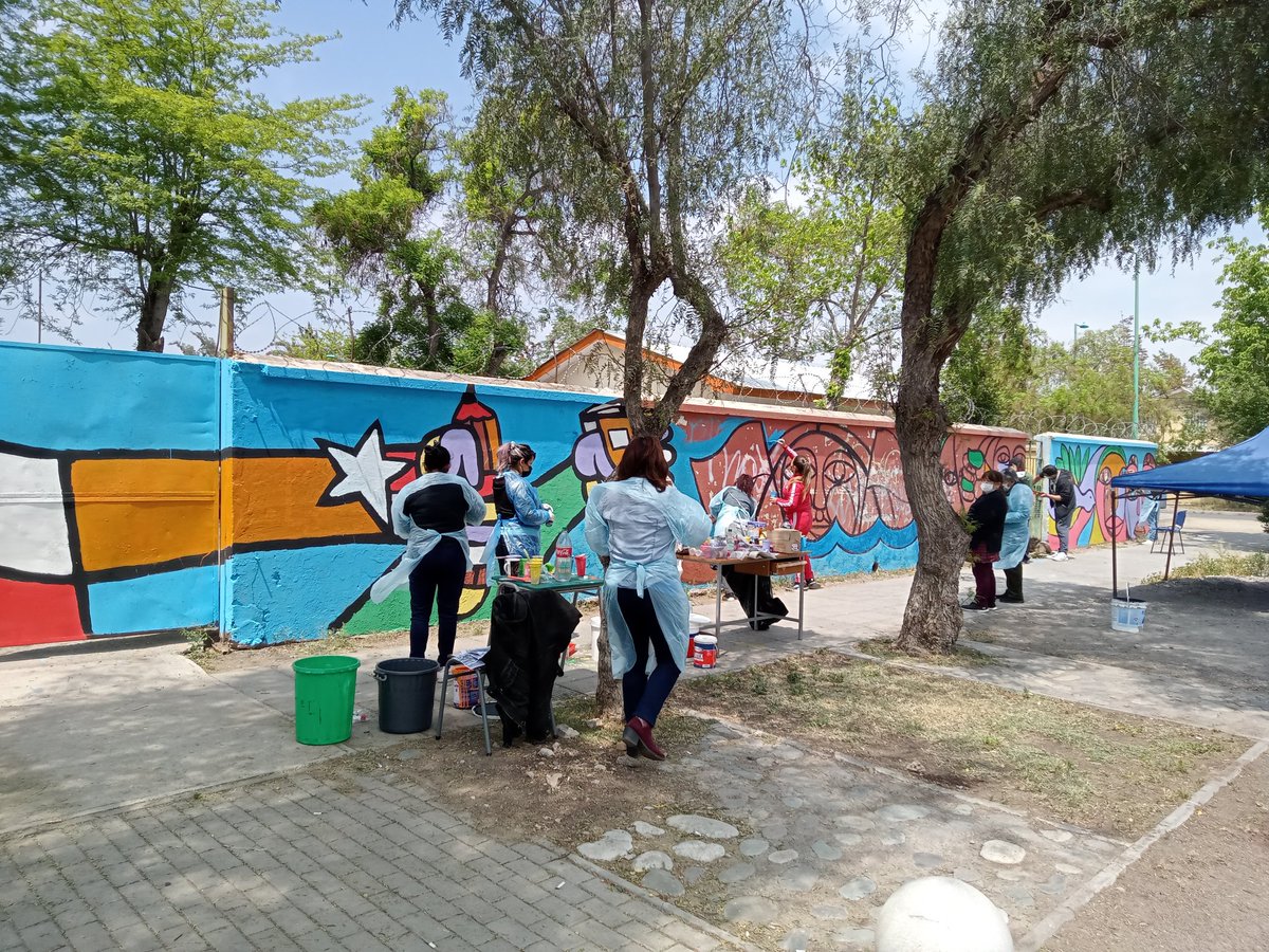 _AntonioP's tweet photo. Recuperando el mural del artista Alejandro "Mono" González ubicado en el frontis de la Escuela Santa Adriana de Lo Espejo. @Cooperativa @nacho_abarca @Emol @culturas_cl @Biblioteca_Viva @CHVNoticias @fuentesilva https://t.co/56j7CObIDY