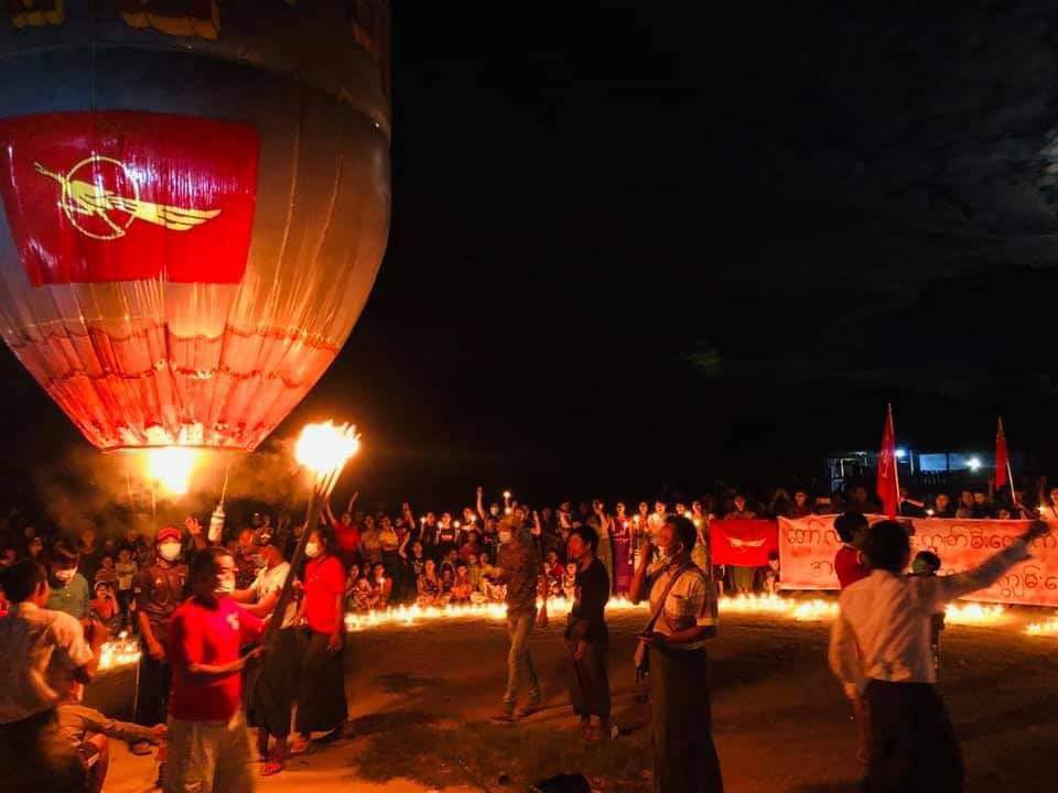 ShuminZhang123's tweet photo. The #Monywa General Strike was unexpectedly held tonight by persistent demonstrators. #Oct20Coup #CandleStrike #WhatsHappeningInMyanmar https://t.co/VpiApEa0LL