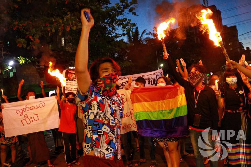 ShuminZhang123's tweet photo. Coalition Strike of Yangon led by Pro-democracy youths marched &amp; set fire photo of murderer Min Aung Hlaing with flambeau, chanted slogans &amp; three fingers salute despite Junta’s cold-blooded killings. #Oct20Coup #WhatsHappeningInMyanmar #CandleStrike https://t.co/LiehsxmafU