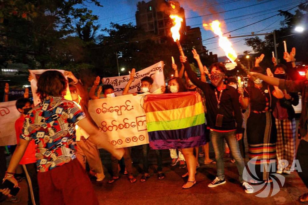 ShuminZhang123's tweet photo. Coalition Strike of Yangon led by Pro-democracy youths marched &amp; set fire photo of murderer Min Aung Hlaing with flambeau, chanted slogans &amp; three fingers salute despite Junta’s cold-blooded killings. #Oct20Coup #WhatsHappeningInMyanmar #CandleStrike https://t.co/LiehsxmafU
