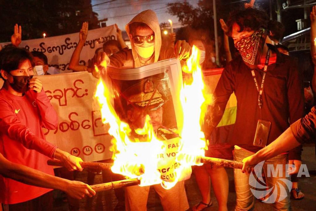 ShuminZhang123's tweet photo. Coalition Strike of Yangon led by Pro-democracy youths marched &amp; set fire photo of murderer Min Aung Hlaing with flambeau, chanted slogans &amp; three fingers salute despite Junta’s cold-blooded killings. #Oct20Coup #WhatsHappeningInMyanmar #CandleStrike https://t.co/LiehsxmafU