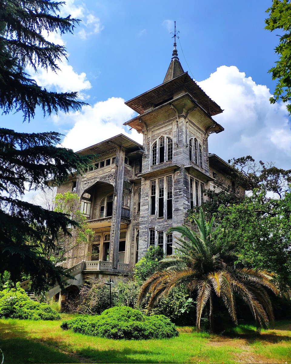 Mimar Mukadder Çizer hakkında araştırma yaparken, babasının Konya Baş Mimarı, Şişli Abide-i Hürriyet Anıtı Mimarı Muzaffer Bey olduğunu okudum. Oradan Muzaffer Bey’in, Cemil Topuzlu Köşkü’nde de mimarlık yaptığını öğrendim. Bu bilgiler, bağlantılar kitaplarda, tezlerde kalmamalı.