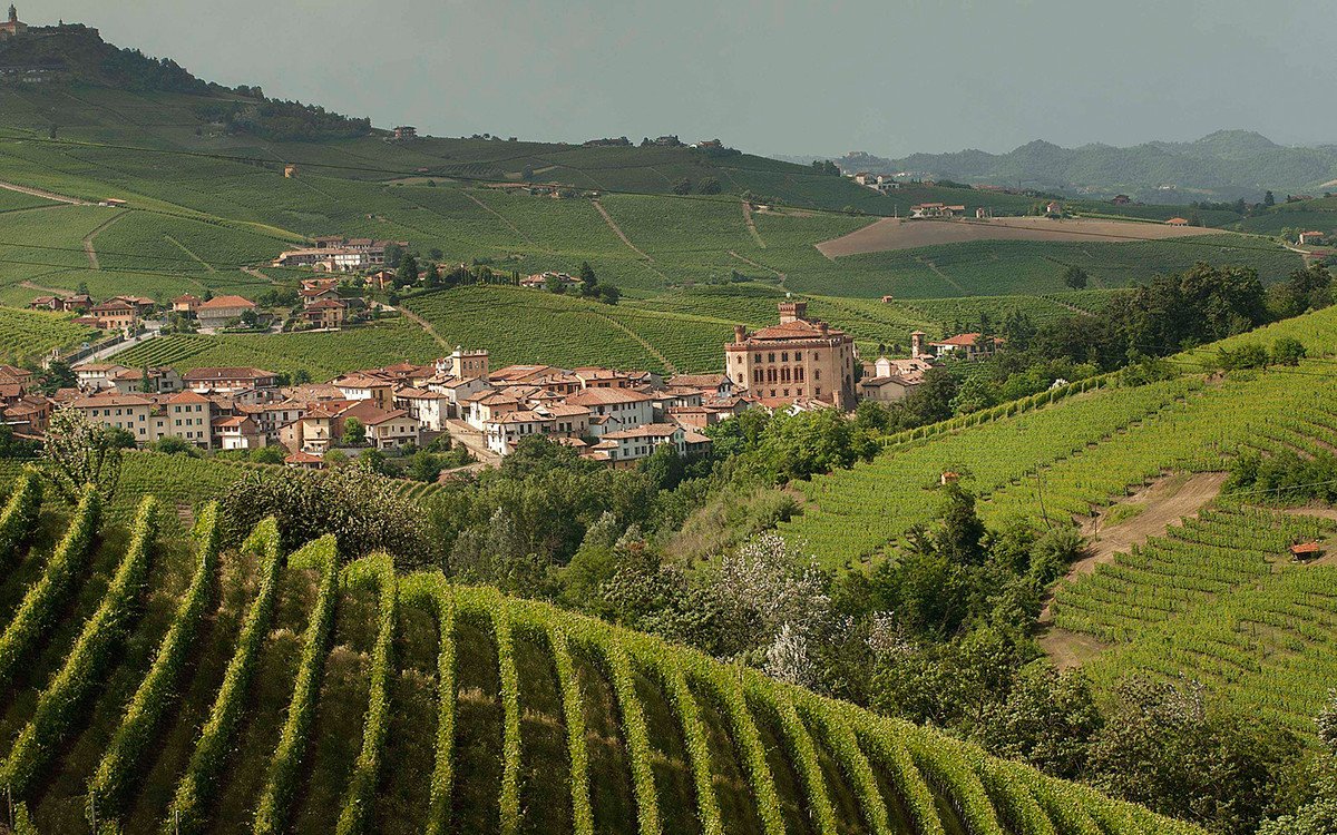 stefano00121's tweet photo. Buona serata Amici con una bella fotografia della zona dove abito 😀🤗🥂🍸🍸🍷🍷
#Langhe 
#Roeri 
#Cuneo 
#Piemonte 
📷 @TargatoCN https://t.co/xYNjS0Xc64