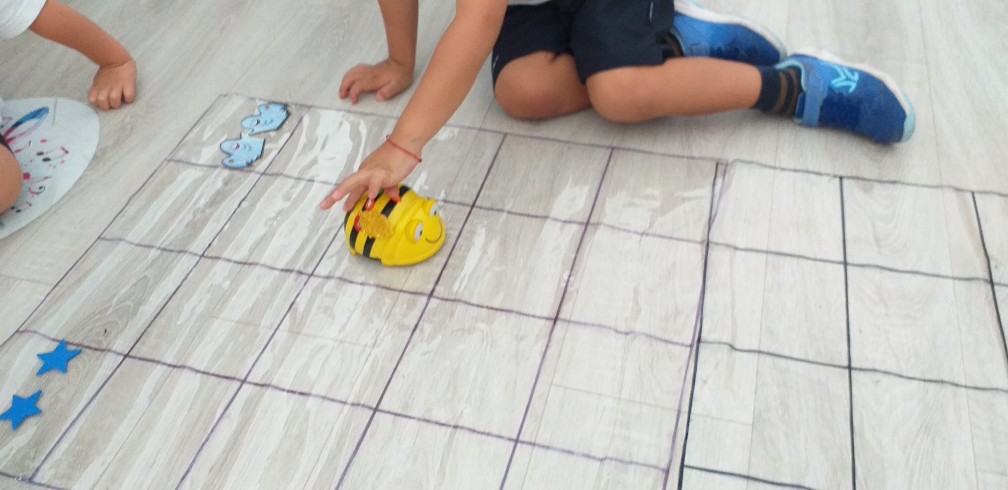 Maijo's tweet photo. Hoy en el CEIP Isabel la Católica dentro de "La hora del código" estuvimos jugando con el Bee Bot. Utilizamos tarjetas de numeración para señalar los "pasos" que debía dar nuestro robot.
#colegioelcabo #lahoradelcodigo #codeweek21 #codeweekEU https://t.co/7S3ecZfGUw