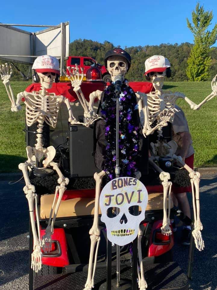 BankAtCity's tweet photo. Our St. Albans branch recently participated in a Trunk or Treat event. Everyone had a lot of fun and enjoyed seeing all the costumes and decorations! 🎃👻

#CityNationalBank #TrunkorTreat #BankAtCity #CNB https://t.co/fkV8biKBas