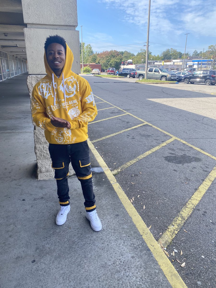 4SO_Deno's tweet photo. All yellow everythang, got me feeling like gucci ! 🟡🔌💰#4so #explore https://t.co/DTpM1acFNu