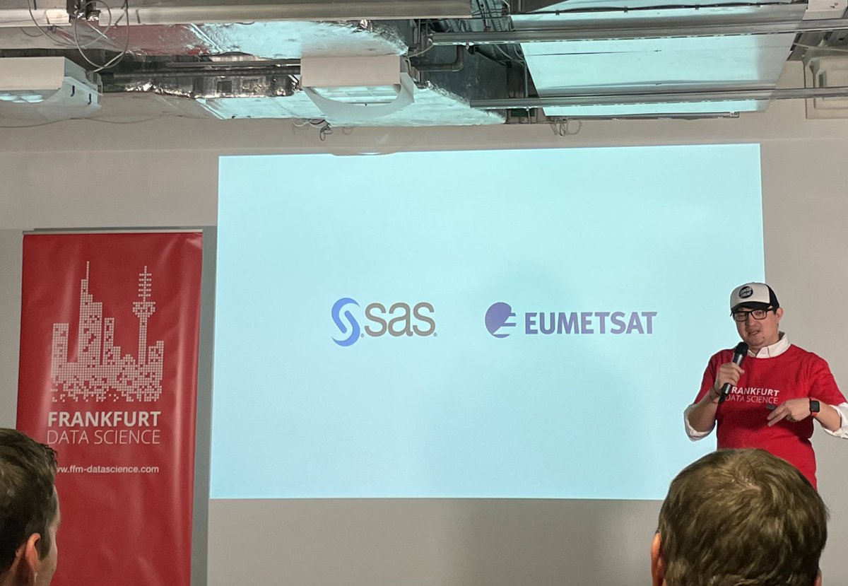 Great to see a restart of #meetup in #Frankfurt. <a href="/cheffunky/">Eldar Ra</a> opening up the #comeback edition of <a href="/FFMDataScience/">FFMDataScience</a> at @TechQuartier