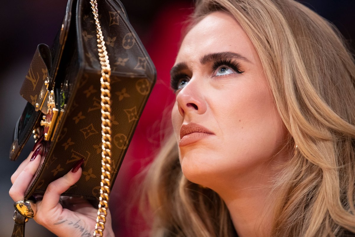 adeleonlinecom's tweet image. 📸 Adele escondeu o seu rosto com a sua bolsa no momento em que começou a tocar #EasyOnMe durante o jogo entre Los Angeles Lakers e Golden State Warrior.