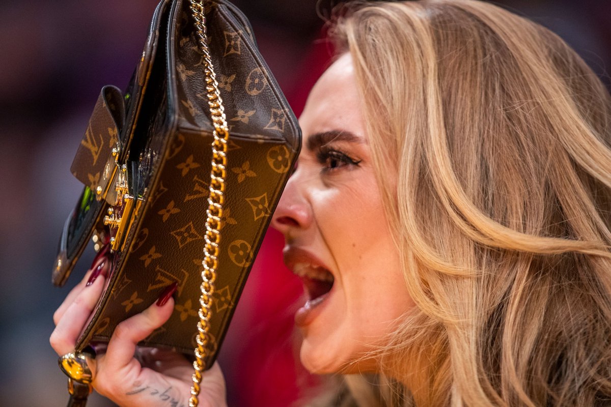 adeleonlinecom's tweet image. 📸 Adele escondeu o seu rosto com a sua bolsa no momento em que começou a tocar #EasyOnMe durante o jogo entre Los Angeles Lakers e Golden State Warrior.