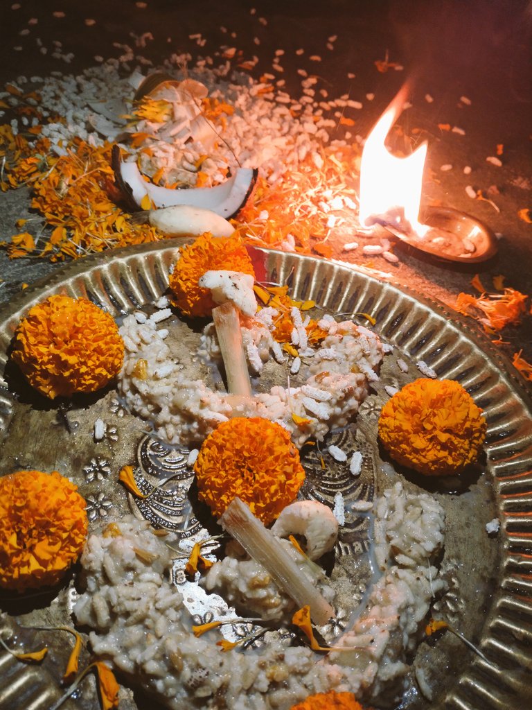 Chinmayeejenaa's tweet photo. କୁମାର ପୂର୍ଣ୍ଣିମା ଶେଷ 😊🤗
#latepost #KumarPurnima #odiaritual @Chinmayeejenaa https://t.co/5qr5Wk7tOh