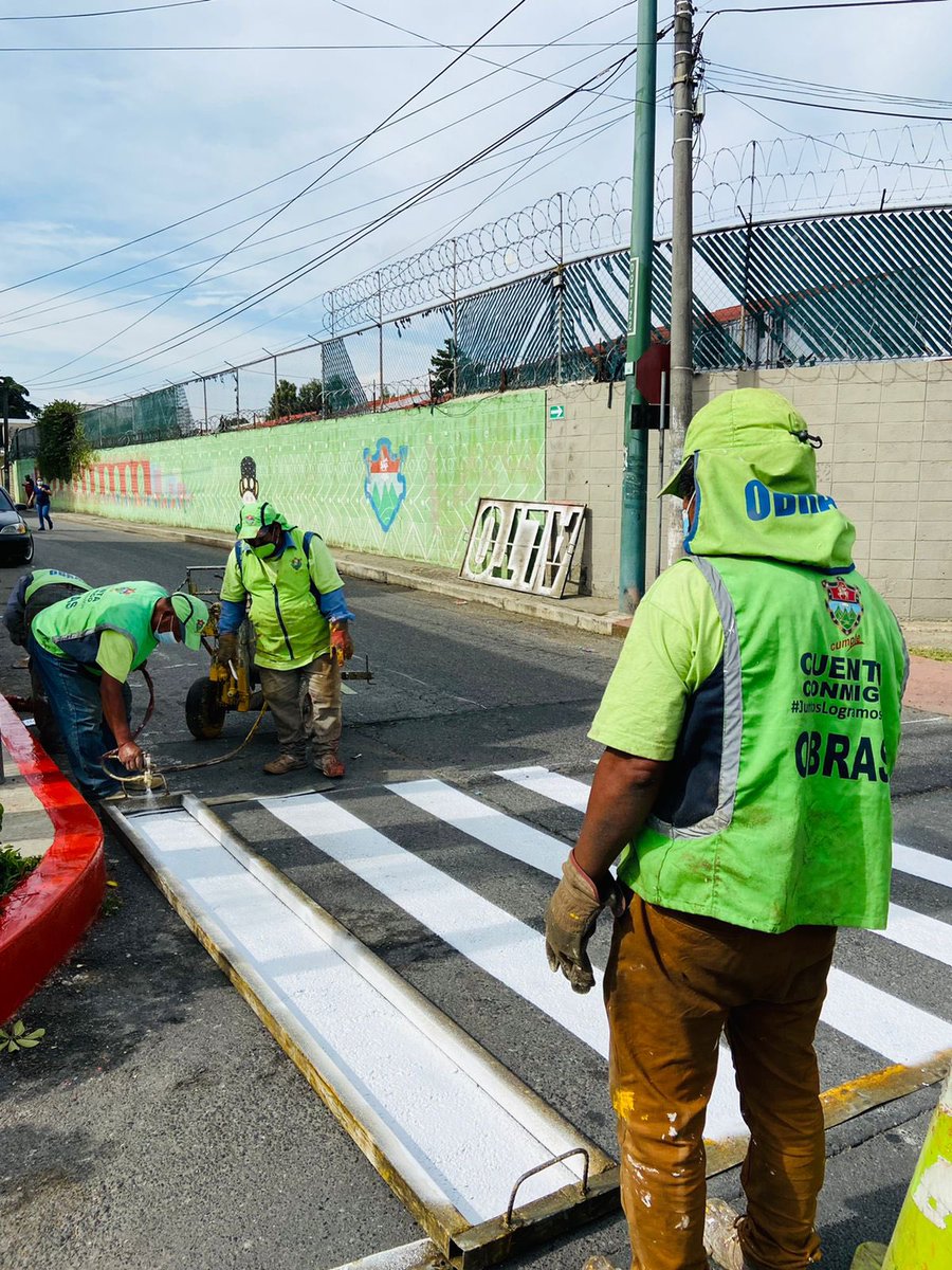 auxiliar_14's tweet photo. Se realizan trabajos de señalización horizontal en Cantón 21 con el propósito de mejorar el ordenamiento vial en el sector. #YoCuidoMiCiudad #señalización #TraficoGT https://t.co/mEABQpeY1T
