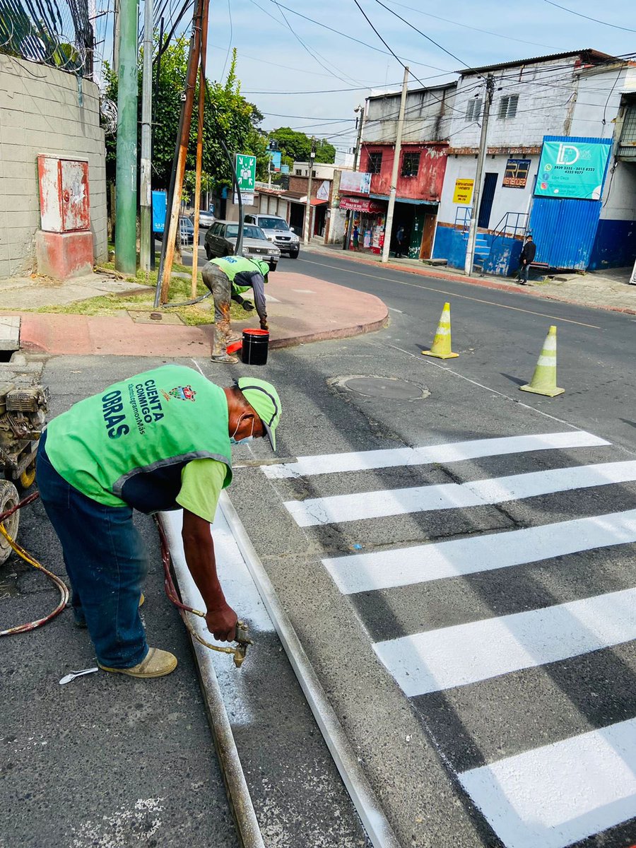 auxiliar_14's tweet photo. Se realizan trabajos de señalización horizontal en Cantón 21 con el propósito de mejorar el ordenamiento vial en el sector. #YoCuidoMiCiudad #señalización #TraficoGT https://t.co/mEABQpeY1T
