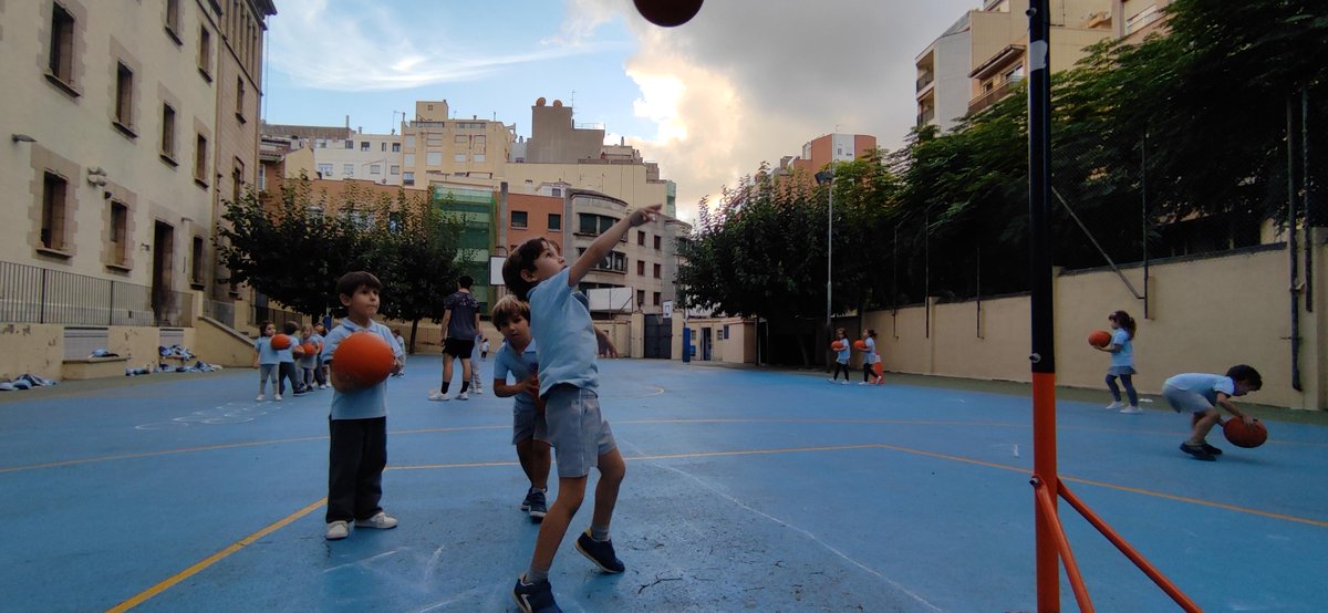 carmelitestgn's tweet photo. #ADMTWC #ESPC la cantera de bàsquet de Carmelites comença aquí! Els alumnes de P5 practicant ja el tir amb molt d'estil! #viucarmelites #ensagradaelbàsquet #somifemescola https://t.co/WQzyz6yqH4