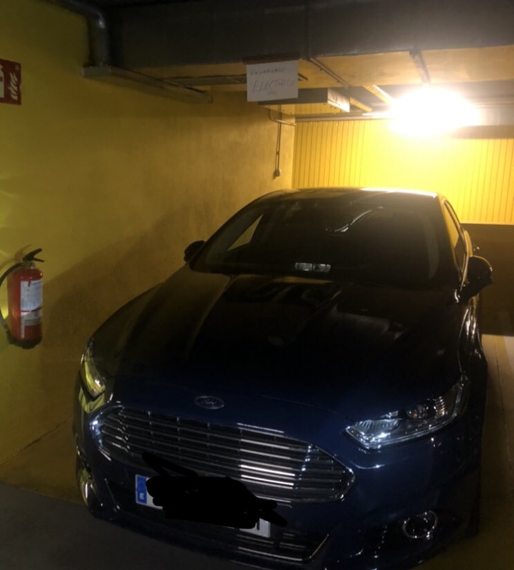 sanchezdelreal's tweet photo. Los días de comparecencia del gobierno es mi hobby ver cuál es el coche oficial diésel, de ministro transversal, resiliente y climático, que ocupa una de las plazas que los funcionarios han marcado provisionalmente para eléctricos (porque @Congreso_Es , en fin…). Enhorabuena. https://t.co/4MHswxztOa