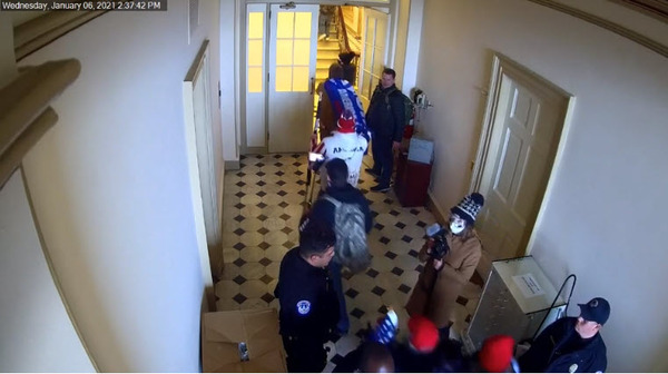 《司法部终于公布了一些关于1月6日无罪的证据》
nacr.info/WordPress/inde…
国会大厦这短短35分钟的监控录像却充分证明了视频中的至少309名抗议者是在国会警察的允许下和平进入国会大厦的，是完全合法的。我们坚定地认为：抗议者无罪！对他们的逮捕、关押和起诉乃是对不同政见者的镇压，是专制独裁行为。