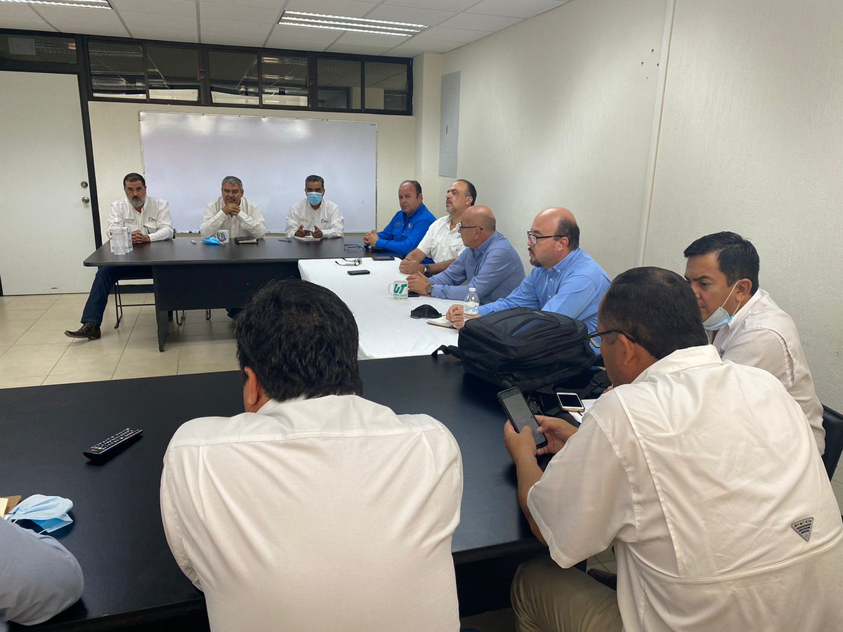 SedumaTam's tweet photo. Reunión de trabajo encabezada por el titular de #SEDUMA del @gobtam @estrella_gil con  autoridades de la #UTMART, COEPRIS y PRODETAM, para hacer la presentación del diagnóstico de las descargas de aguas residuales al río Soto La Marina.
#LaPesca #SotoLaMarina #Tam https://t.co/WwvN3bd1lE