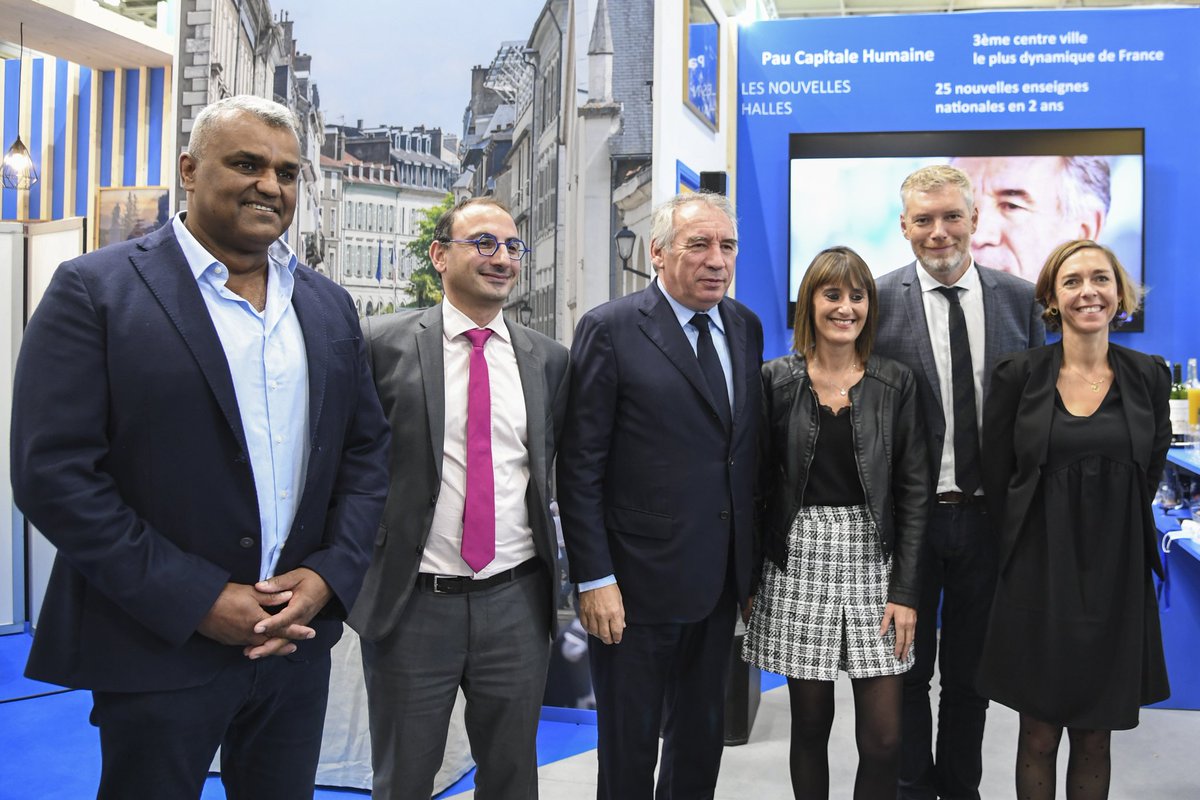 TCheneviere's tweet photo. Présence au @siec_online de l'équipe commerce de la @ville_pau avec François @bayrou pour faire la promotion de notre beau centre ville ! 🙂 https://t.co/NItwbl1l66