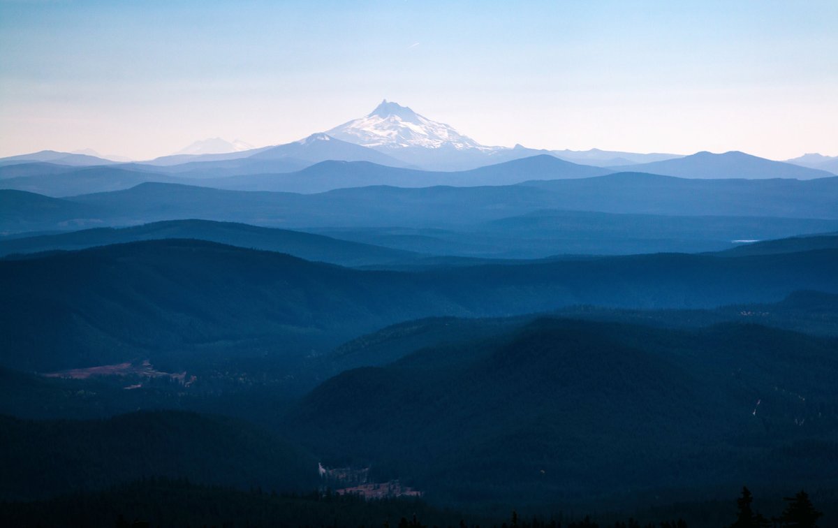 2021년 10월. 
Jonsrud Viewpoint 에서 보는 첫눈이 덮힌 Mount Hood
Mount Hood 에서 보이는 Mt Jefferson
