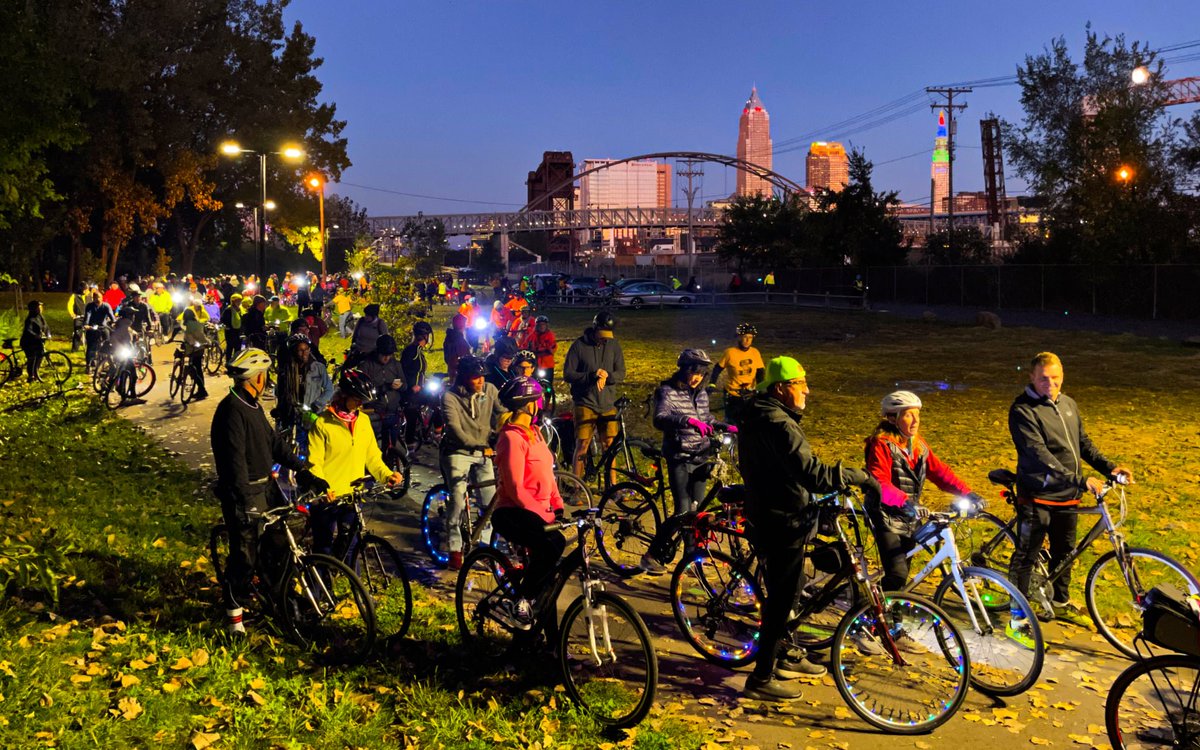 SlowRollCLE's tweet photo. More than 280 people showed up on Monday β a new #SlowRollCLE October record! Thank you to all who came out.
We only have ***one roll left*** this season, and it's our annual Halloween ride out of Public Square. Put on your best costumeβ there will be prizes!
π·: Ken Lewis https://t.co/K4pJUD08hI