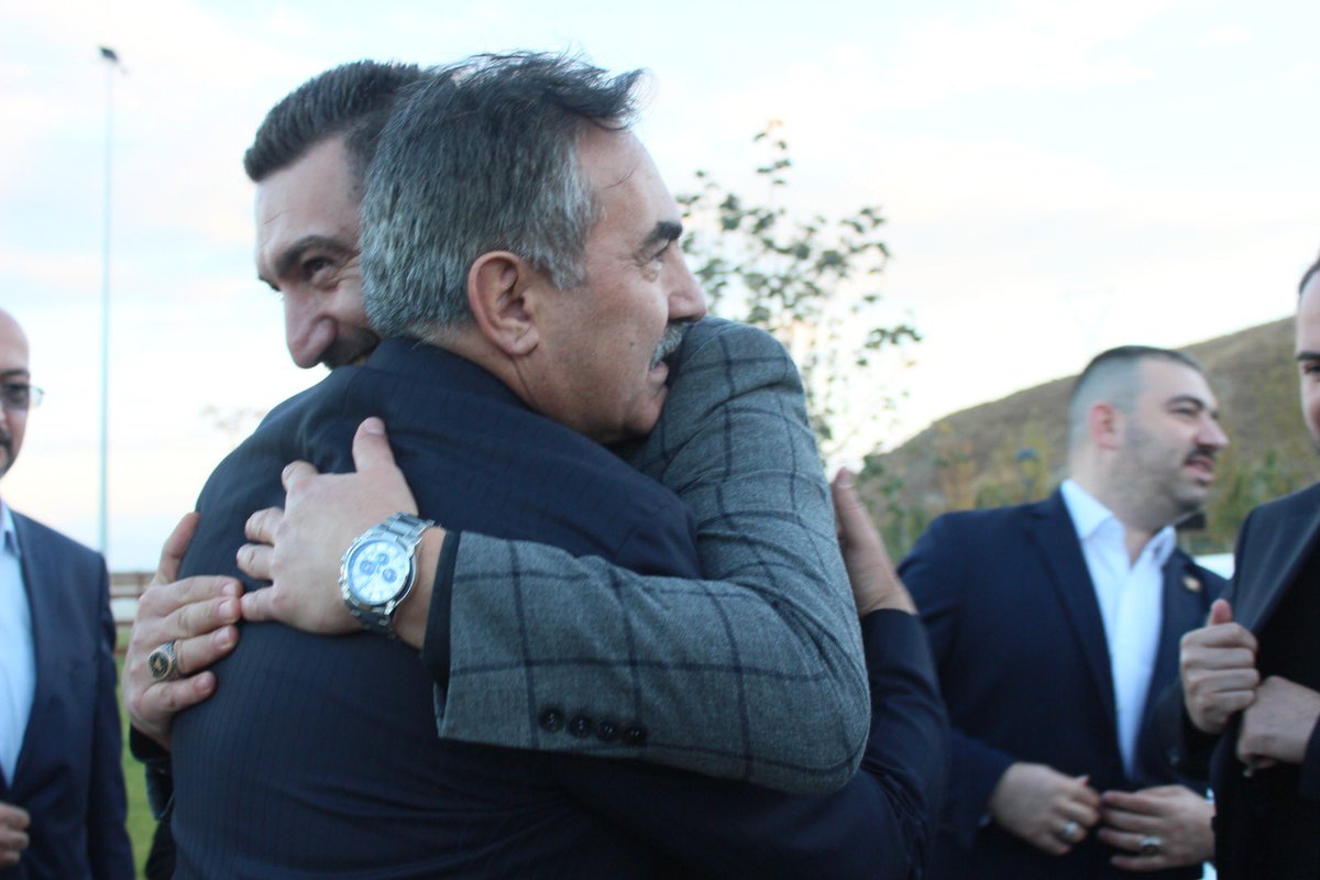 Ahlat Belediye Başkanı <a href="/MumtazCoban/">A.Mümtaz ÇOBAN</a> ağabeyime heyetimle beraber nezaket ziyaretinde bulundum…

Nazik hediyesi için çok teşekkür ediyorum…

Mümtaz isminin anlamı ( seçkin demektir ) gerçekten ismi gibi seçkin bir yiğit insan o…

Engin tarih bilgisi ve anlatımı bizleri mest etti