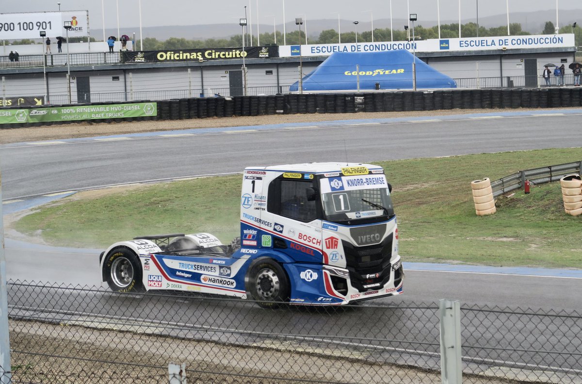 trucksttesmundo's tweet photo. Publicación especial al equipo #TeamHahnRacing con los sponsors de los 3 socios de la #RedAlltrucks a la que pertenecemos: @Knorr_BremseUK, @Bosch_Automovil y @ZF_Group.
#JochenHahn
#Zaragoza #Alfajarin https://t.co/S5S12YfgyC