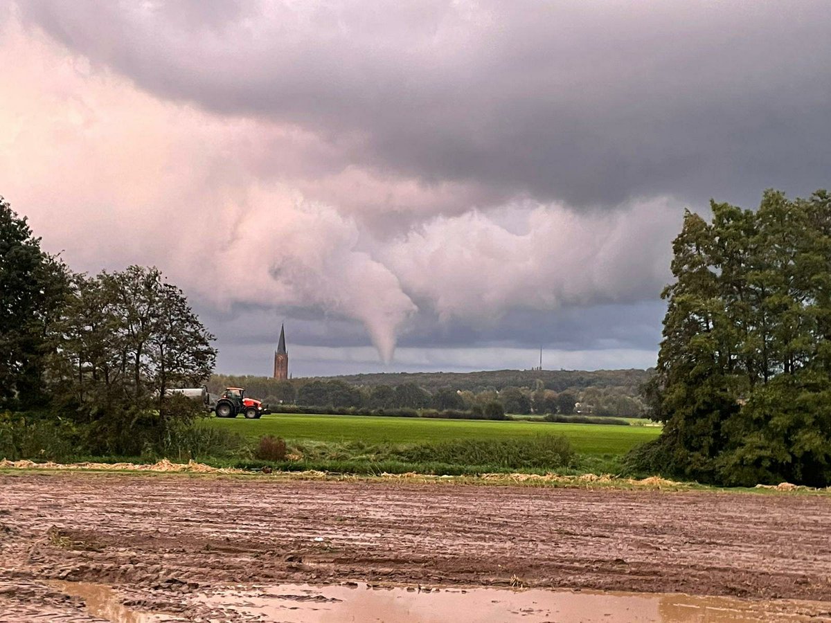 PascalBosveld's tweet photo. Windhoos zojuist gespot boven Elten. Windhoos is ongeveer 1 minuut aan de grond geweest. @StormchaserNL @weermanreinier https://t.co/589oabVmcJ