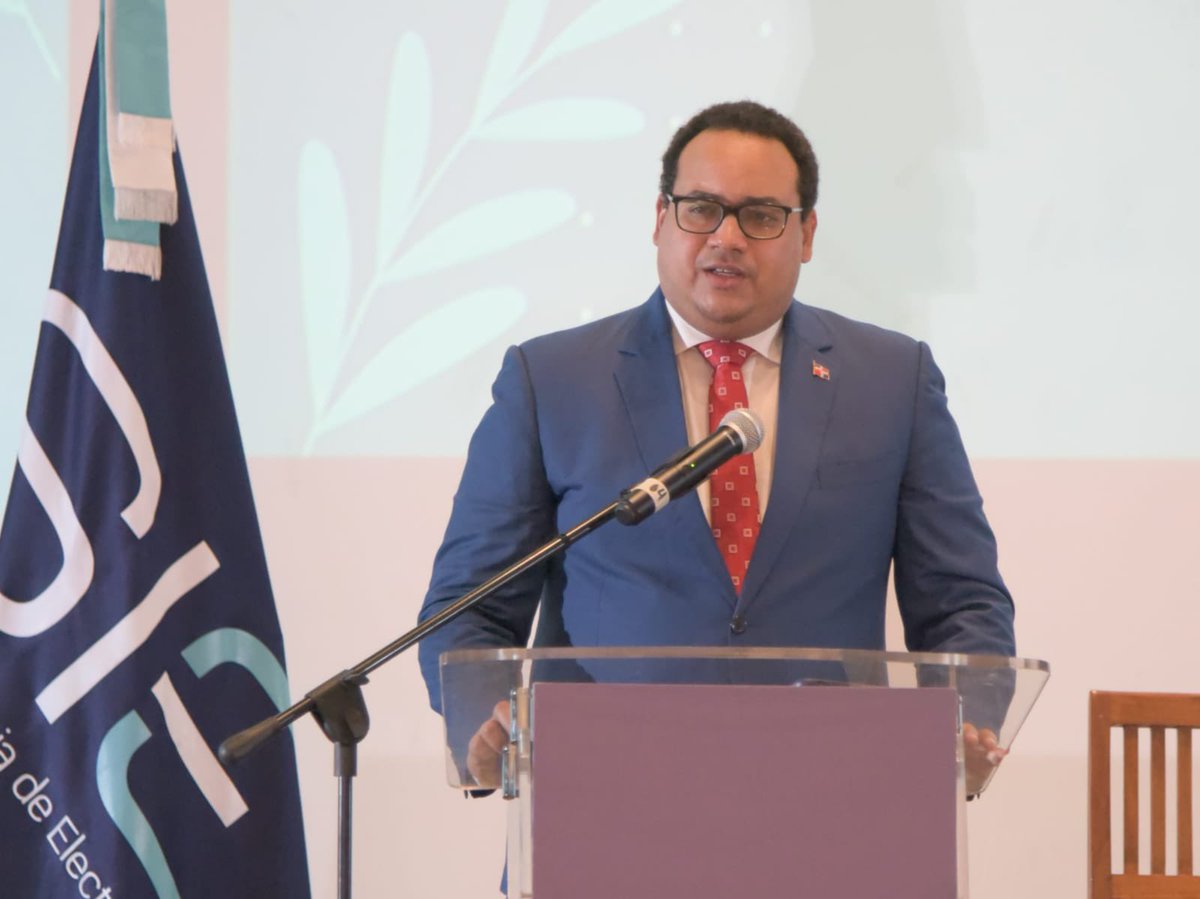 Andrés Astacio, vicepresidente ejecutivo del Consejo Unificado de las EDES, nos compartió su ponencia sobre las principales y nuevas tecnologías que permiten el almacenamiento de energía de manera eficiente.