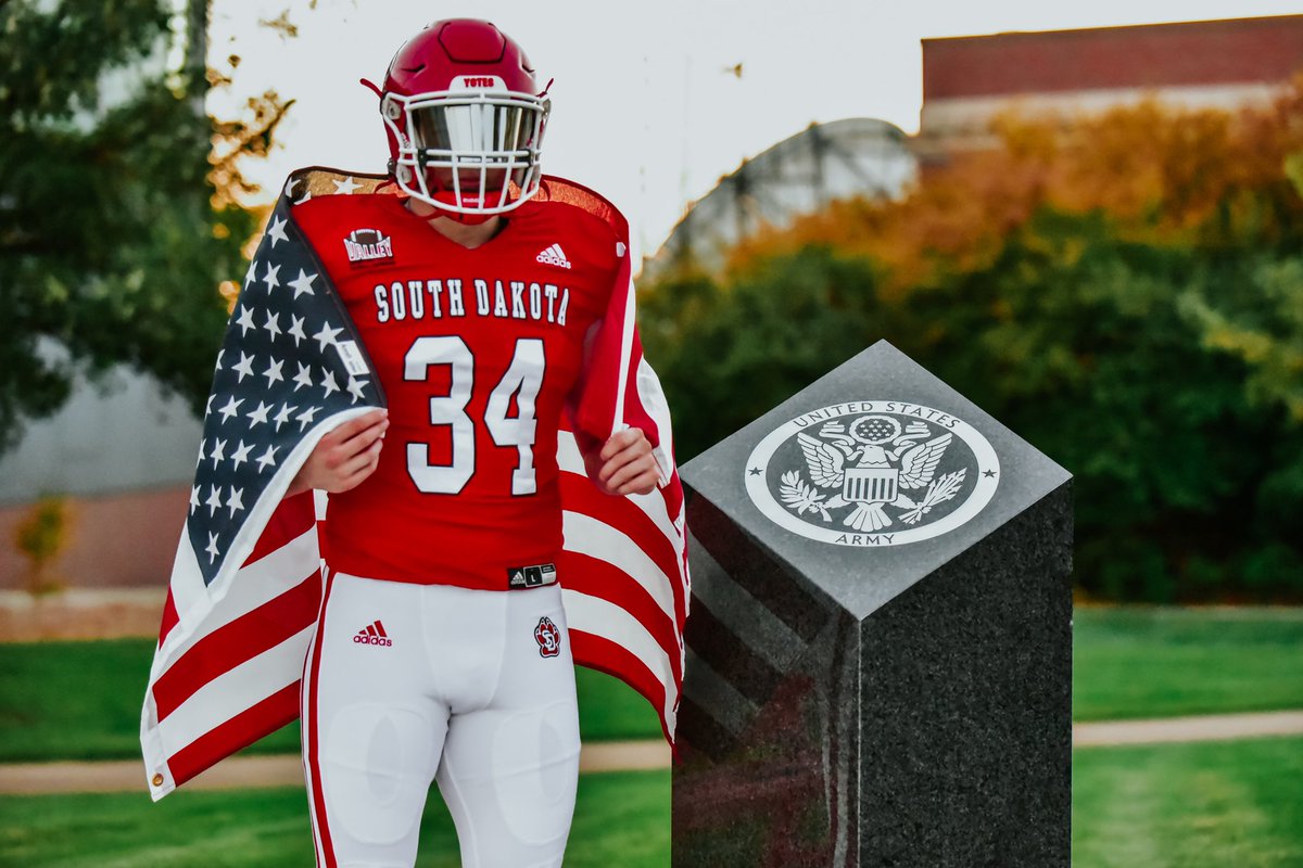 SDCoyotesFB's tweet photo. 𝐔.𝐒. 𝐀𝐫𝐦𝐲: 𝐓𝐡𝐢𝐬 𝐖𝐞’𝐥𝐥 𝐃𝐞𝐟𝐞𝐧𝐝 🇺🇸

@USArmy x #WeAreSouthDakota🐾 https://t.co/HBVUCrZE6J