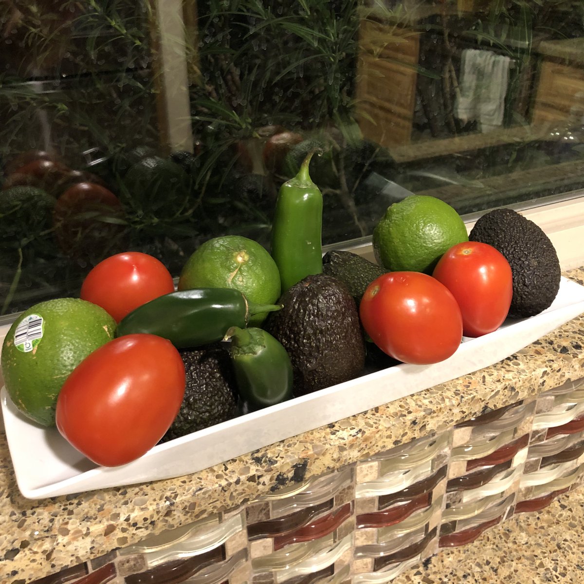 Walter_Kelley's tweet photo. Wednesday night Guac! #foodgood https://t.co/bekp1QkISm