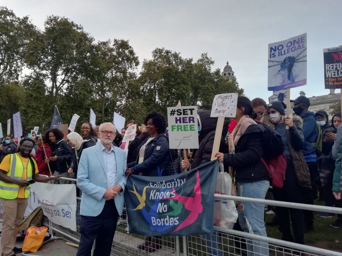 jeremycorbyn's tweet photo. #RefugeesWelcome here.

As the Government pushes its harmful Anti-Refugee Bill through Parliament, it was inspirational to see people today standing up for refugee rights and spreading the message that refugees are welcome here.

#AntiRefugeeBill #TogetherWithRefugees https://t.co/zr4Dc2pPAc