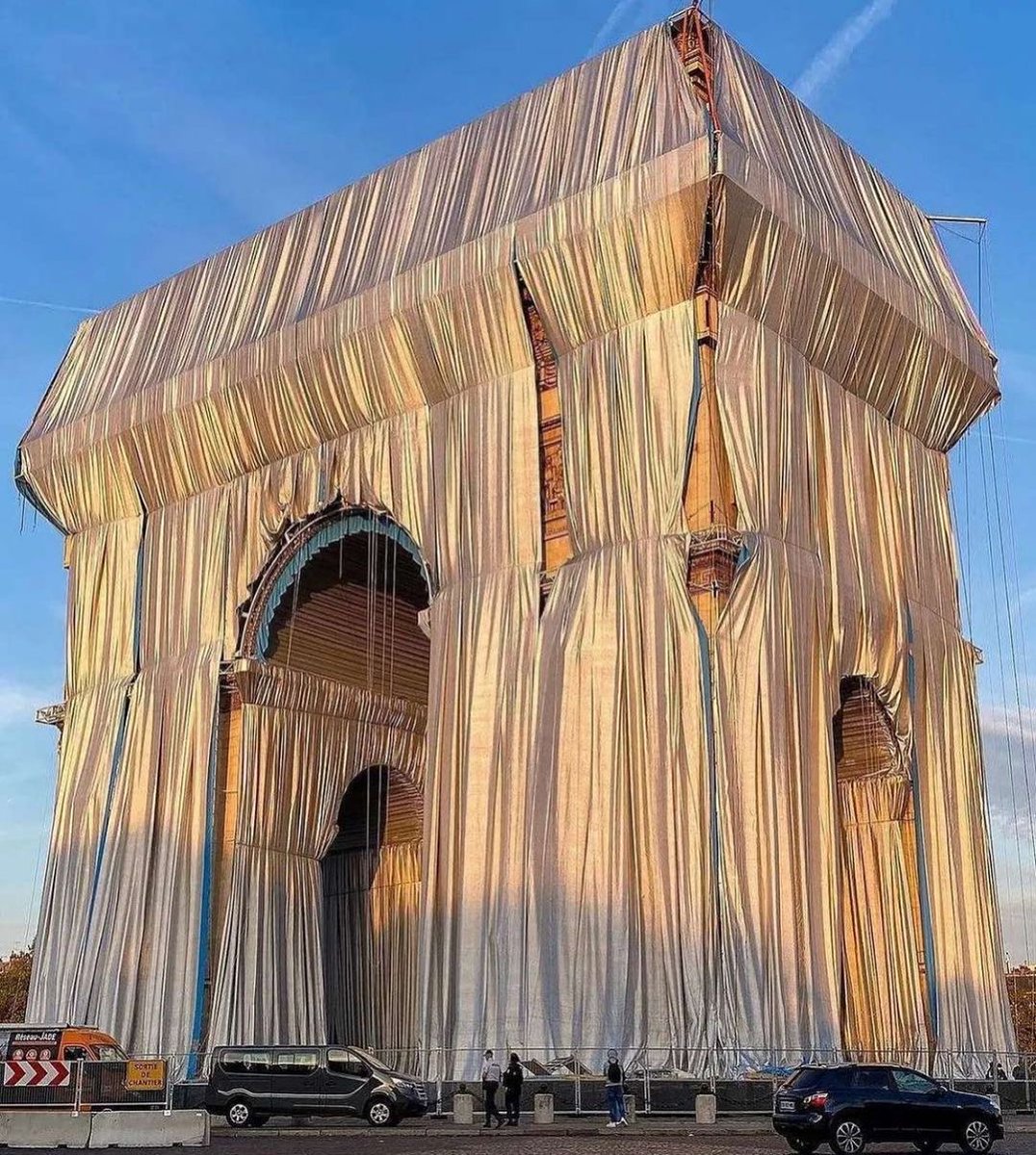No matter how big or small, no matter the context or the story, art speaks out. “L’Arc de Triomphe, Wrapped,” a tribute to Christo and Jeanne-Claude.

#commontime #artworld #arcdetriomphe #artspeaks #artstory #visualartwork #wrapped #arthistorian #learnthroughart #anytimeanywhere