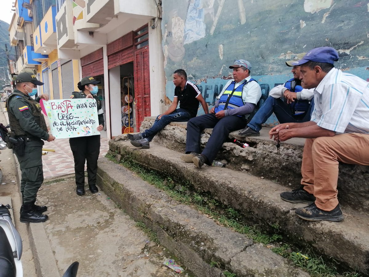 PoliciaNarino's tweet photo. En #Leiva nuestro personal de #PrevenciónDENAR en articulación con @ProteccionPonal #GINAD despliegan estrategias para la prevención del delito de homicidio #TodosContraElHomicidio https://t.co/y1lrAunTSs