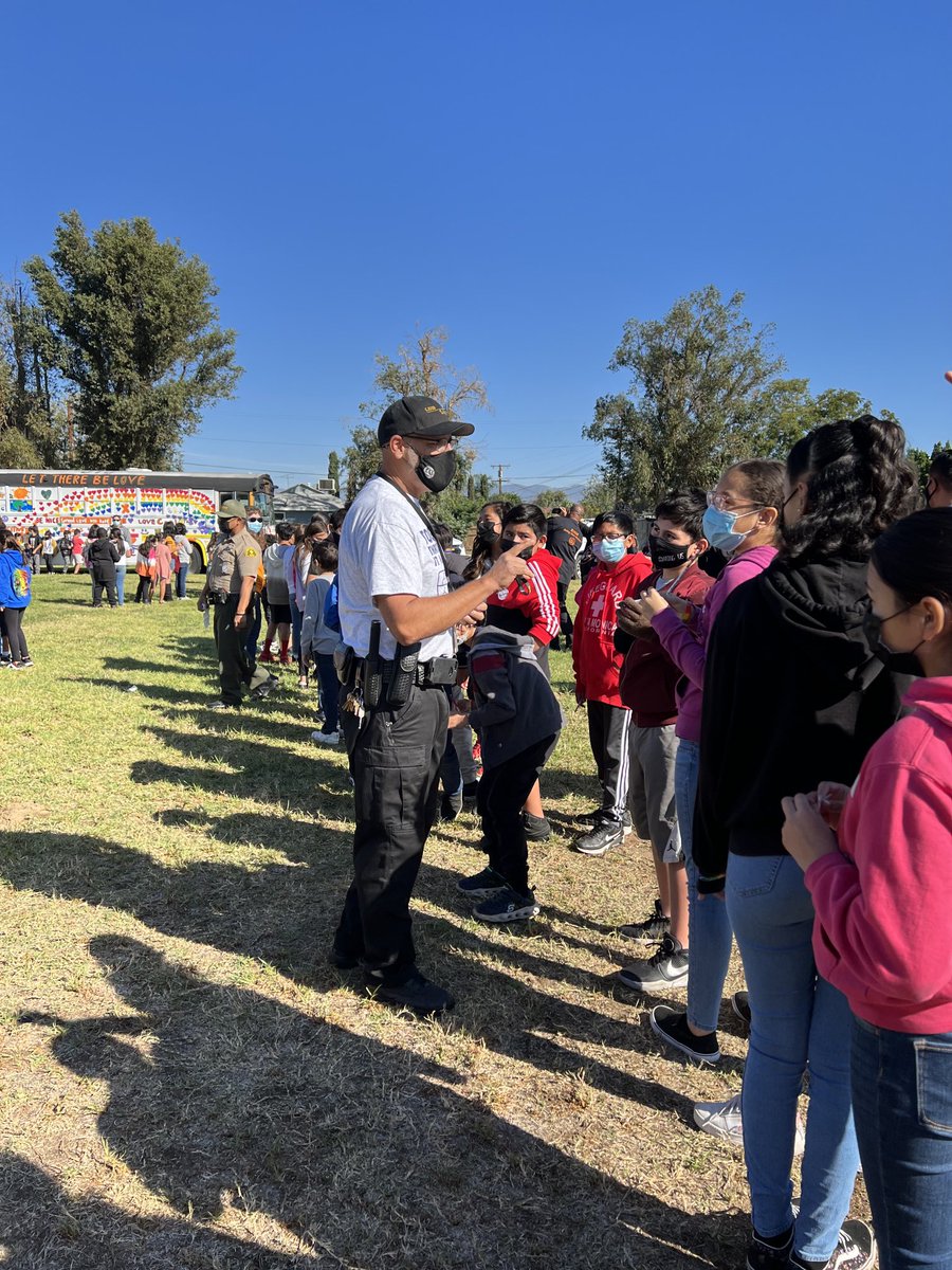 CJUSDStudentSvc's tweet photo. Director of Safety and Security for @ColtonJUSD, John Sachs, spreading some love and kindness @LewisCJUSD. #UnityDay2021 #CJUSDCares @CJUSDSafety @DrFrankMiranda #KindnessBus https://t.co/AMOZscMXbC