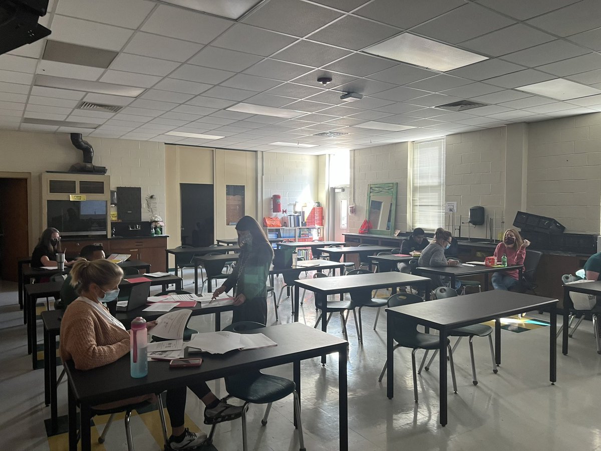 SJHSTrojans's tweet photo. Science dug into benchmark data during PLC time today!! #keepgrowing #datadives https://t.co/em9gMapSjM