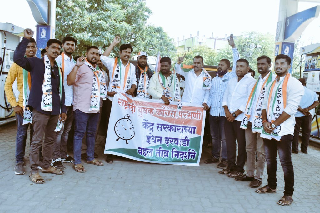 RohanSamale's tweet photo. आज परभणी येथे राष्ट्रवादी युवक काँग्रेस तर्फे पेट्रोल, डिझेल, व घरगुती गॅस यांचे दर कमी करण्यासाठी राष्ट्रवादी युवक तर्फे पेट्रोल पंपावर आंदोलन केले, निद्र अवस्थेत व उदासीन असलेले केंद्र सरकारचा ऑटो रिक्षा ला धक्का मारून जाहीर निषेध करण्यात आला. https://t.co/Ze2HNbCNXp