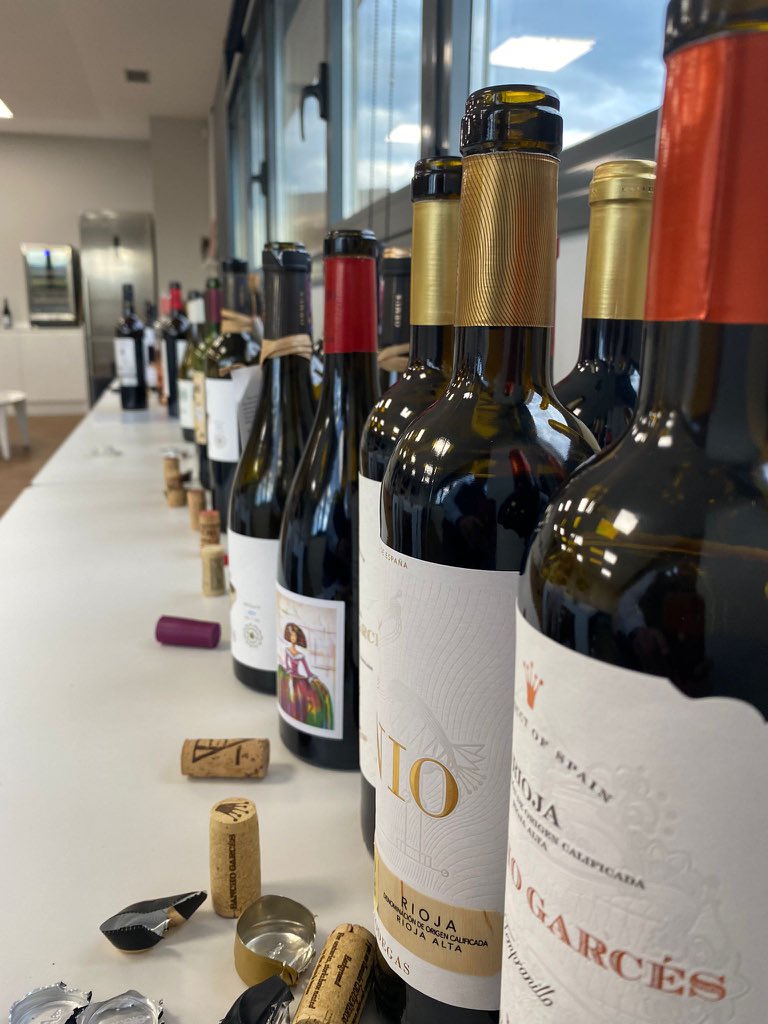 FincasdAzabache's tweet photo. Todo un placer contar hoy con la visita del prescriptor y Master of Wine  @timatkin  Día intenso de cata de vinos de todas las cooperativas de #LaRioja en #fincasdeazabache en #AldeanuevadeEbro https://t.co/m3habbKRgB