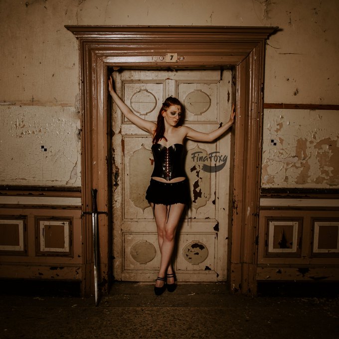 Die Kriegerin in Pose. Ich w&uuml;nsche euch eine wundersch&ouml;ne Restwoche 😘   #lostplaces #lostplace #germany<a href="/tag/germany"class="tags"><span>#germany</span></a><a href="/tag/redhead"class="tags"><span>#redhead</span></a><a href="/tag/girlswithglasses"class="tags"><span>#girlswithglasses</span></a><a href="/tag/corsage"class="tags"><span>#corsage</span></a><a href="/tag/medieval"class="tags"><span>#medieval</span></a>