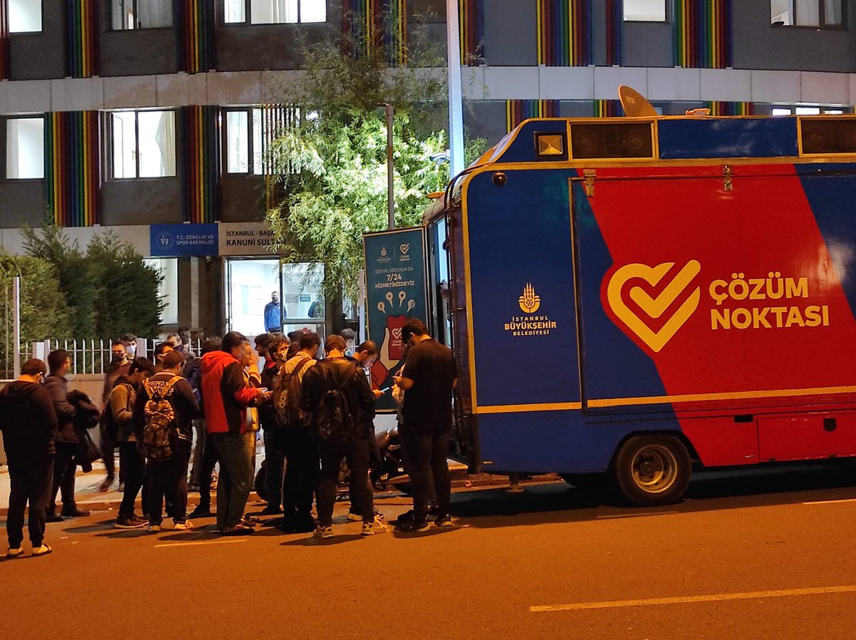 Derdiniz üzüm mü yemek, bağcıyı mı dövmek?

Kanuni Sultan Süleyman KYK Yurdu önüne öğrenci kardeşlerimiz için kurduğumuz ücretsiz internet ağı sağlayan mobil aracımız İl Gençlik ve Spor Müdürlüğü talimatıyla kaldırılmak isteniyor. Akıl alır gibi değil.