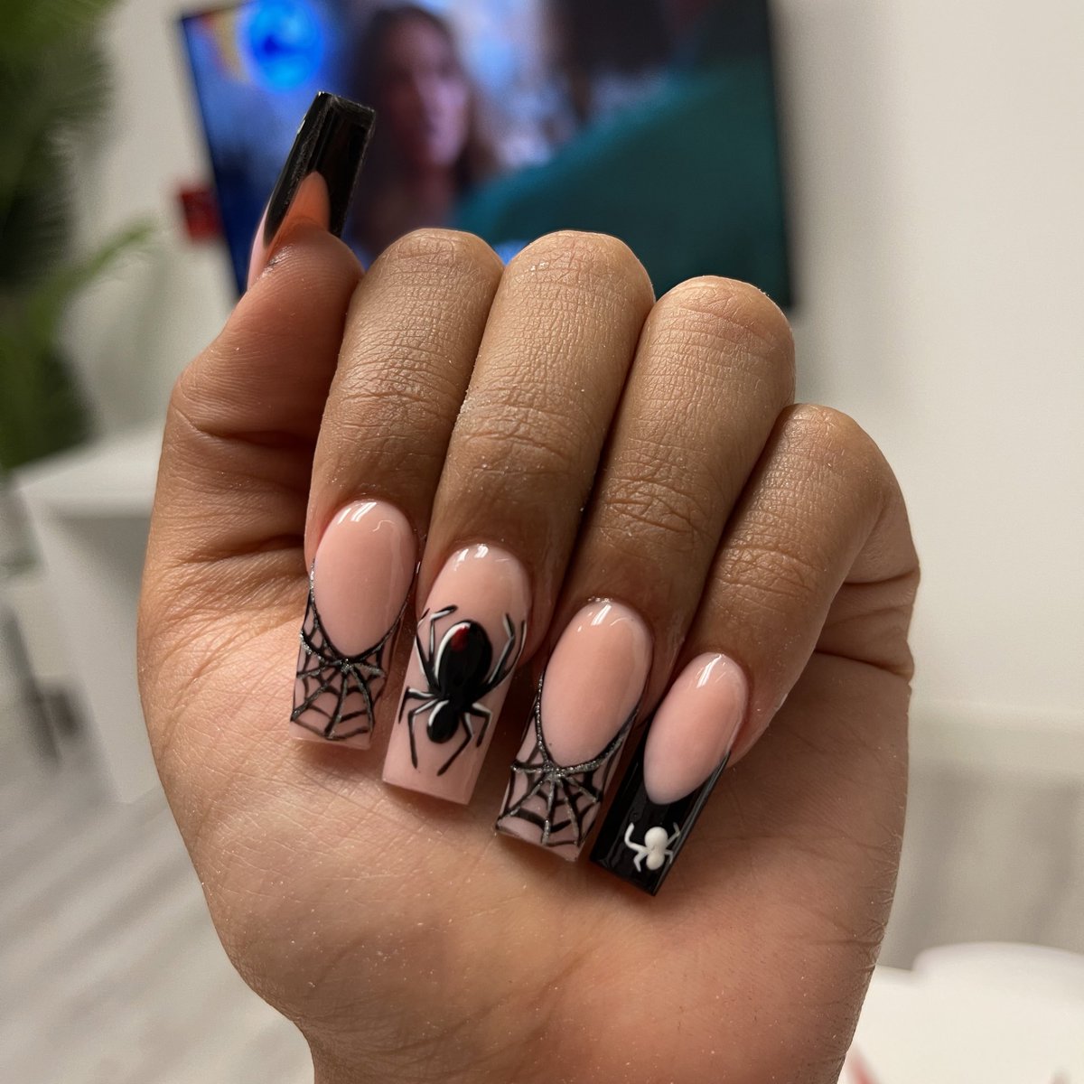 alexaxdennise's tweet photo. spooky season👻🤍
insta: @NAILDRIPMIAMI https://t.co/FaG6QJNWTK